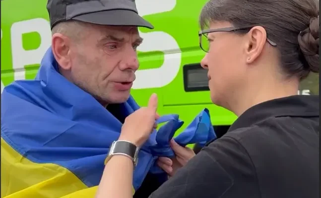 “Зробив те, що міг”: мережу зворушили кадри з звільненим з полону захисником, який шукає свою дочку. Відео