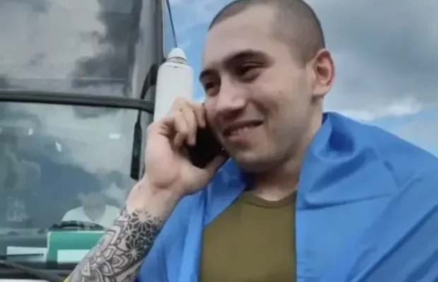 Зворушливо до сліз: Захисник поговорив з мамою після повернення з полону (відео)