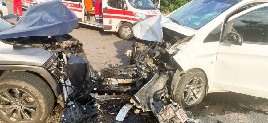 4 людей травмувалися на Київ-Чоп неподалік Рівного: Mercedes вилетів на зустрічну смугу (ФОТО) 4 людей травмувалися на Київ-Чоп неподалік Рівного: Mercedes вилетів на зустрічну смугу (ФОТО)