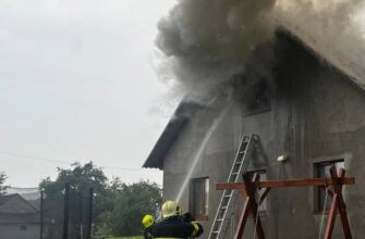 Моторошна гроза на Волині: блискавка вдарила в будинок, де були троє малюків (фото)