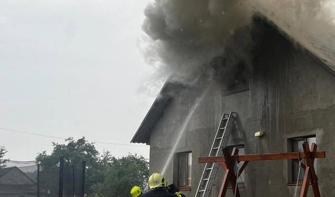 Моторошна гроза на Волині: блискавка вдарила в будинок, де були троє малюків (фото)