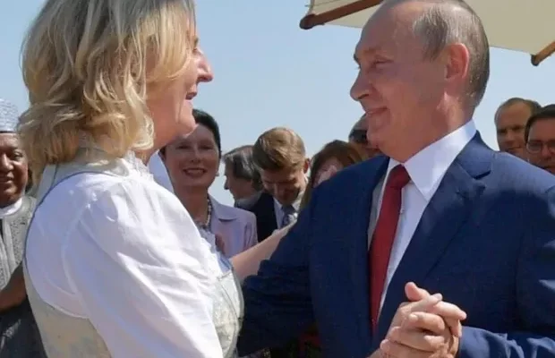 Австрійська “подружка” Путіна оселилася в Росії та ходить до церкви з котом (фото)