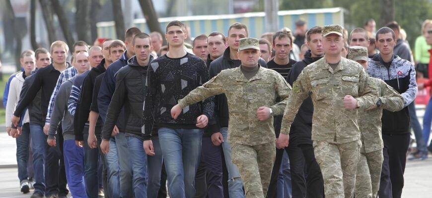 Повернення додому у 20 років: чи чекає на кордоні мобілізація