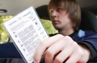 Чи зобов’язані водії передавати документи в руки поліцейським – відповідь юристів