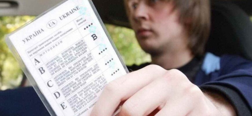 Чи зобов’язані водії передавати документи в руки поліцейським – відповідь юристів