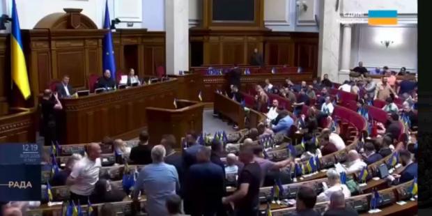 Двоє почали, третій приєднався…: У Раді виникла сутичка між нардепами (відео)