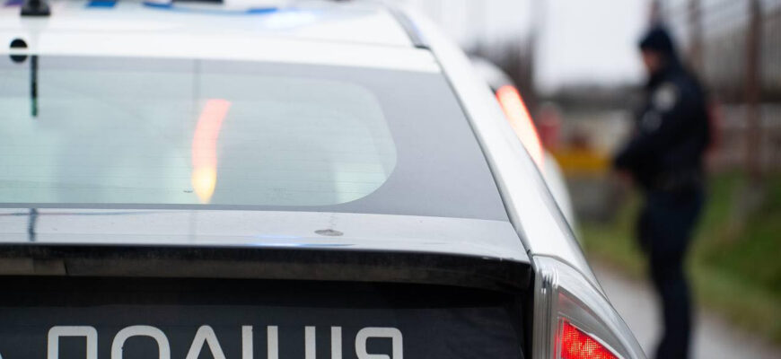 Дитина у спеку заблокована в машині: на допомогу мамі в Івано-Франківську прийшла поліція. ВІДЕО