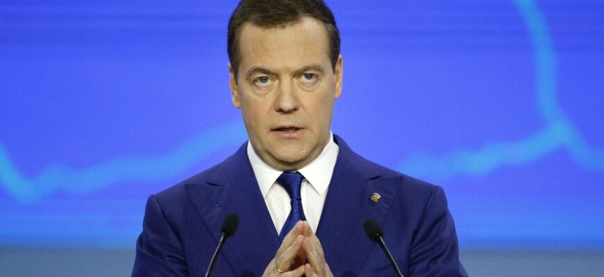Санкції ЄС “знесли дах” Медведєву: погрожує розгромом України