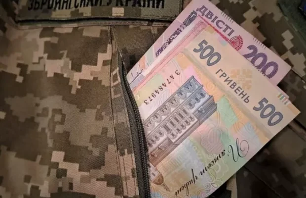 Хрещений батько загиблого воїна привласнив виплату, яку мала отримати родина Героя