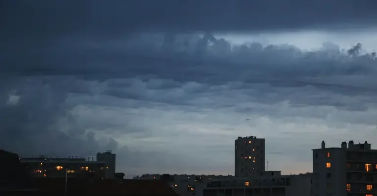 Негода знову наробила великої біди людям! Вирвані дерева, зірвані даха, побиті машини! Відео