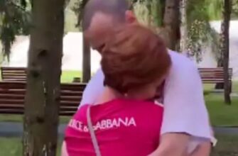 Відео. Захисник Зміїного, який понад три роки був у полоні, зустрівся з дружиною..