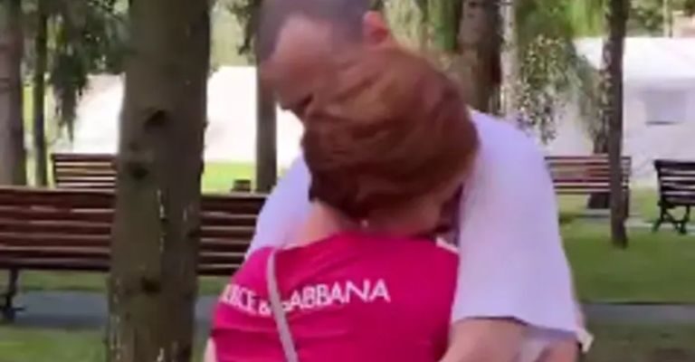 Відео. Захисник Зміїного, який понад три роки був у полоні, зустрівся з дружиною..