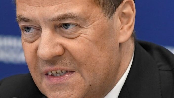 Після нових санкцій Медведєв зірвався на погрози Україні
