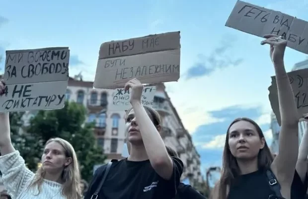 Київська друкарня пояснила, чому відмовилась друкувати для мітингувальників плакати з Зеленським та Януковичем