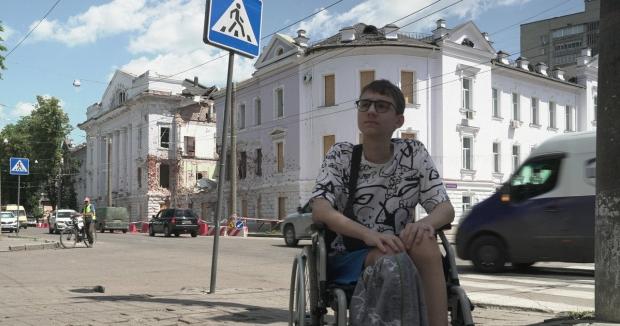 “Мамо, будь ласка, тільки не кричи”: 13-річний Іван пережив вісім операцій після удару РФ по Сумах