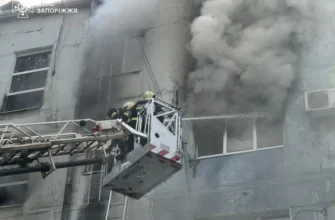 Масштабна пожежа в Запоріжжі: рятувальники виносили людей з вогню. ФОТО
