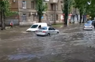 Масштабне НП у столиці: найсильніший буревій зніс у центрі міста баштовий кран – відео