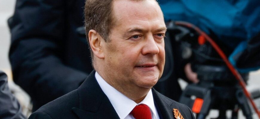 Медведєв загрожує генсеку НАТО сибірським табором: “Варто вивчати російську мову”