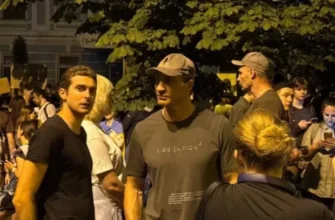 “Мені важливо бути тут, це моє місто”: На мітингу біля Банкової засвітилися Віталій Кличко з братом (відео)