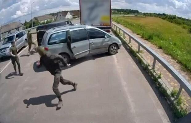 На Волині чоловік лопатою травмував працівника ТЦК (відео)