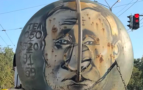 Народна творчість або подібне до подібного: У Полтаві помітили асенізаторську машину з зображенням Путіна (відео) Народна творчість або подібне до подібного: У Полтаві помітили асенізаторську машину з зображенням Путіна (відео)