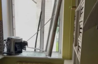 “Найбільше шкода моєї старої кавомашини”: Політолог Березовець повідомив, що обстріл пошкодив його квартиру в Києві (фото)