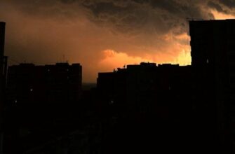 Небо як у фільмах про апокаліпсис: на Харьківщині бушує негода – шторм зносить дерева і дахи будинків