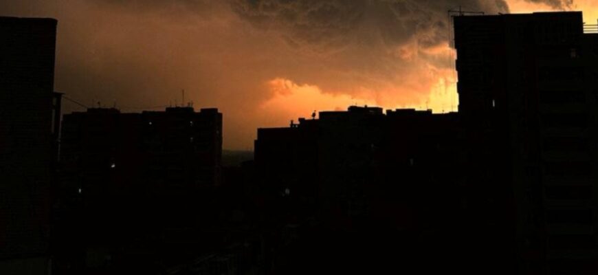Небо як у фільмах про апокаліпсис: на Харьківщині бушує негода – шторм зносить дерева і дахи будинків
