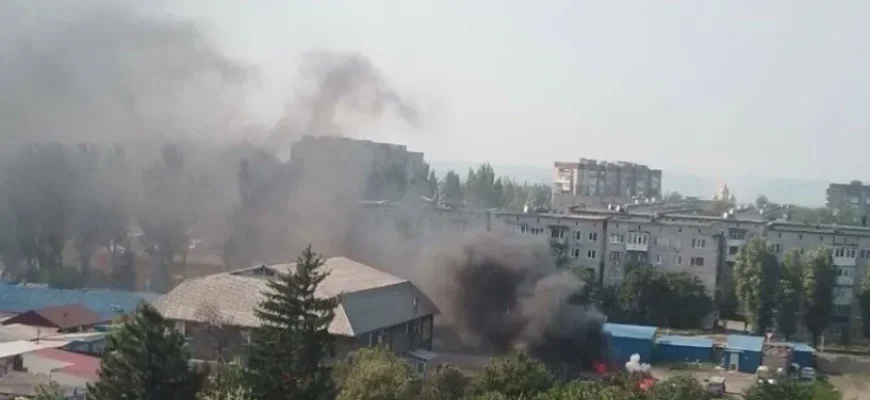 Палають авто, є поранені: Добропілля під ударом дронів. ВІДЕО