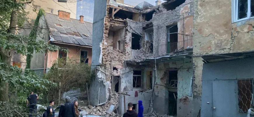 Російські війська завдали ударів по Львову: пошкоджено житлові будинки, дитячий садок і десятки авто — наслідки атаки на фото.