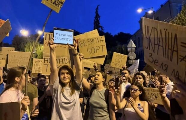 “Поспілкувалася зі світлими молодими людьми…”: Безуглій сподобалося на мітингу, де їй кричали йти геть і закликали скласти мандат