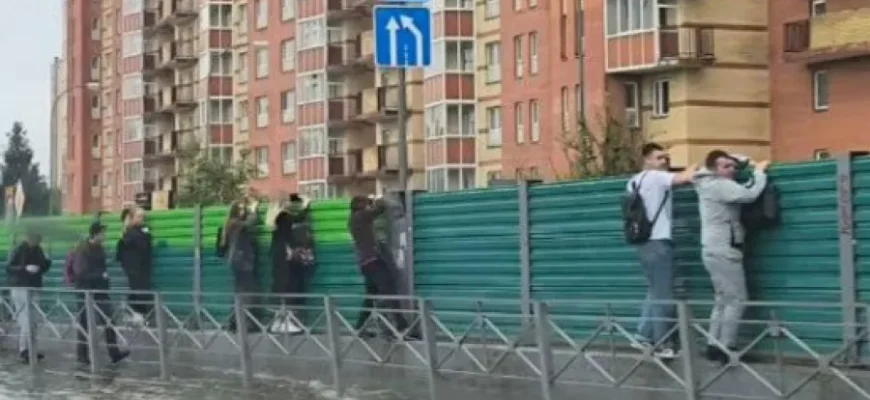 Природна “бавовна”: злива змусила москвичів дертuся по парканах. ВІДЕО