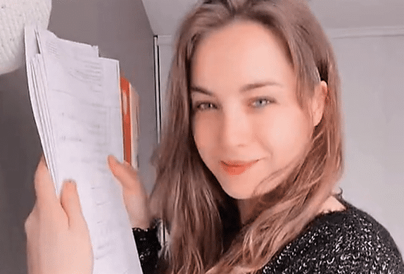 Ця вчителька математики стала хітом у TikTok завдяки своїм урокам, і її учні їх обожнюють.