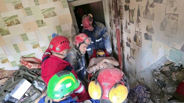Справжнє диво: Рятувальники дістали чоловіка з-під завалів зруйнованого під’їзду в Києві – він живий (фото)