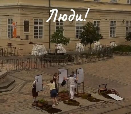 Небайдужі у Львові врятували від буревію стенди у пам’ять загиблих захисників (відео)