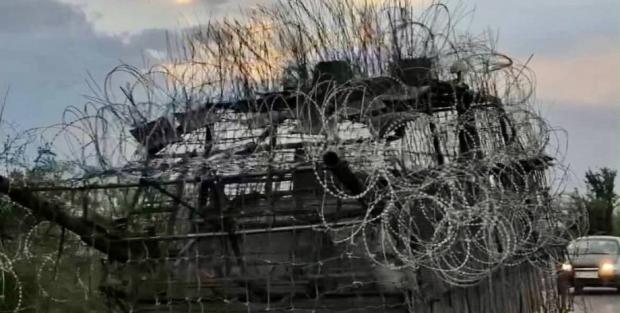 “Такого Франкенштейна ми ще не бачили”: Росіяни “засвітили” нову бойову машину із дивною “зачіскою” (фото)