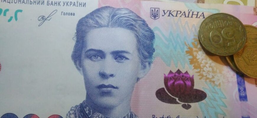Телефон на 20 років, подушка на 15 років: що українцям належить за прожитковим мінімумом і який його реальний розмір