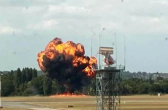 У британському аеропорту розбився літак. ВІДЕО