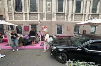 У Києві автомобіль зніс літню терасу ресторану з людьми