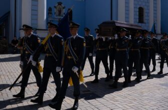 У центрі Києва під час прощання із загиблим пілотом F-16 Устменком сталося непоправне. Відео – Ми з України