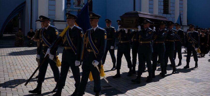 У центрі Києва під час прощання із загиблим пілотом F-16 Устменком сталося непоправне. Відео – Ми з України