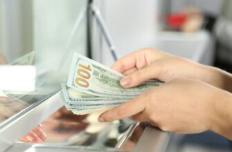 Українці масово здають валюту: що купують замість доларів і євро