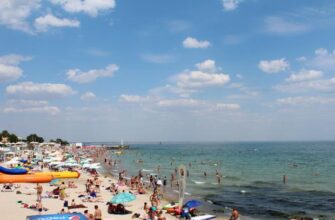 Відпочивальники на пляжі бачили, як збивають: Одесу посеред білого дня атакували Shahed (відео)