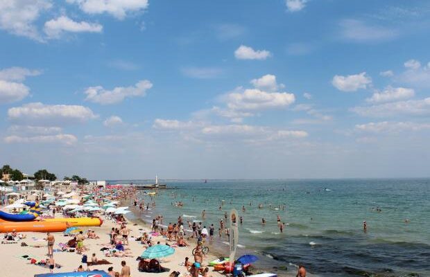 Відпочивальники на пляжі бачили, як збивають: Одесу посеред білого дня атакували Shahed (відео)
