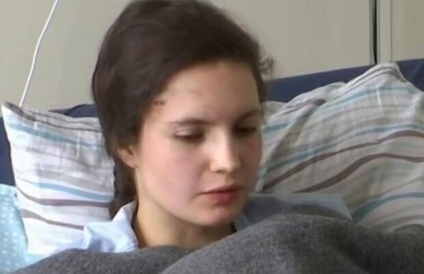“Я була сонна й нічого не розуміла”: У Києві дівчина вижила після того, як її ударною хвилею викинуло з дев’ятого поверху (відео)