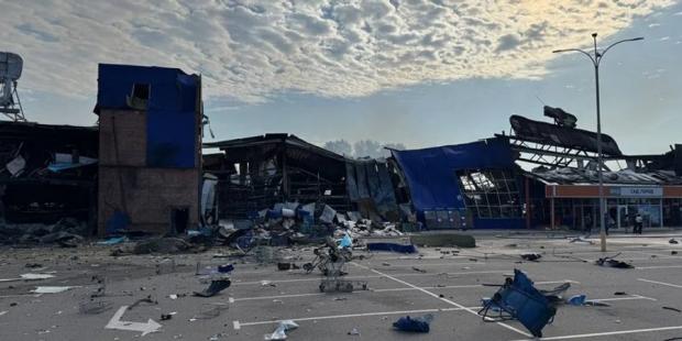 “Я ще не чув такого потужного вuбуху…”: Росіяни вночі вдарили по Епіцентру у Кам’янському на Дніпропетровщині (фото)