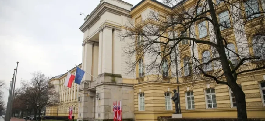 Жінка з каністрою та запальничкою спричинила паніку біля канцелярії прем’єра Польщі
