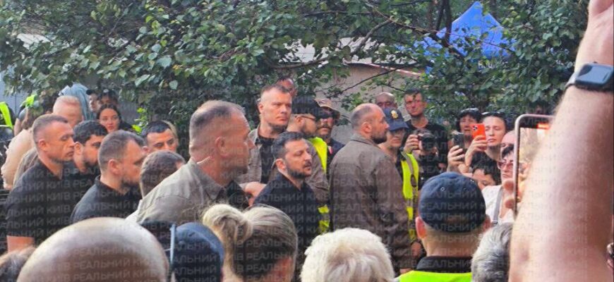 Зеленський прибув на місце зруйнованого будинку в Києві, але сталося дещо несп0діване. Подuвіться, на реакцію людей ! Відео