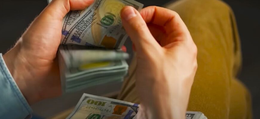 Не чіпайте заначку: вже скоро долар різко подорожчає – який і коли курс валюти буде