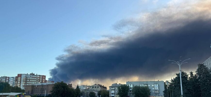 Над містом дим: у Мережі показали наслідки масованого повітряного удару Росії по Кременчуку